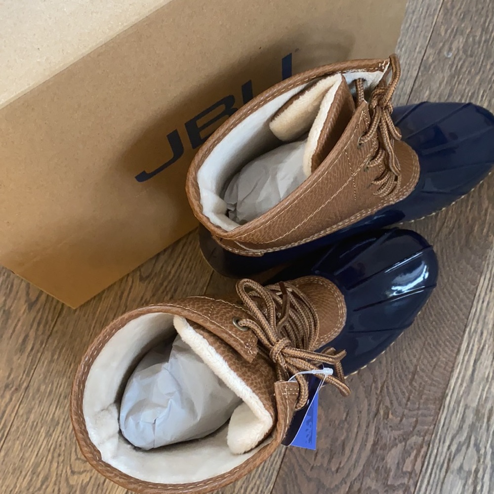 New in box:    - Woman’s casual duck waterproof boots. - Picture 9 of 17